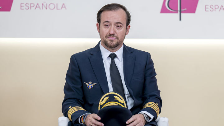 Trasladar a León XIV a Barcelona, el vuelo "más especial" del piloto Pablo Martínez