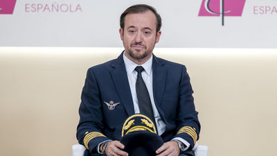 Trasladar a León XIV a Barcelona, el vuelo "más especial" del piloto Pablo Martínez