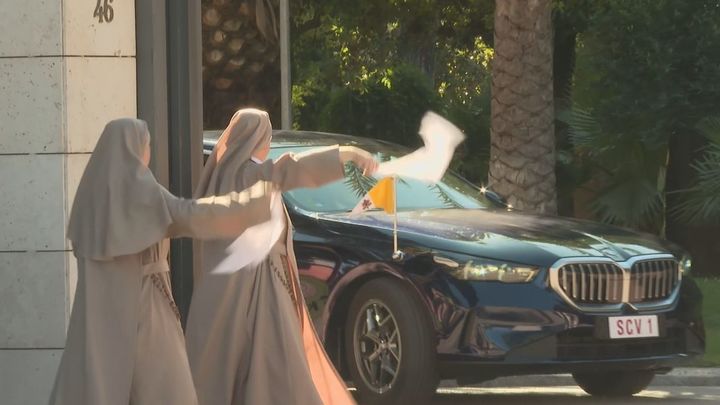 Monjas despidiendo al Papa