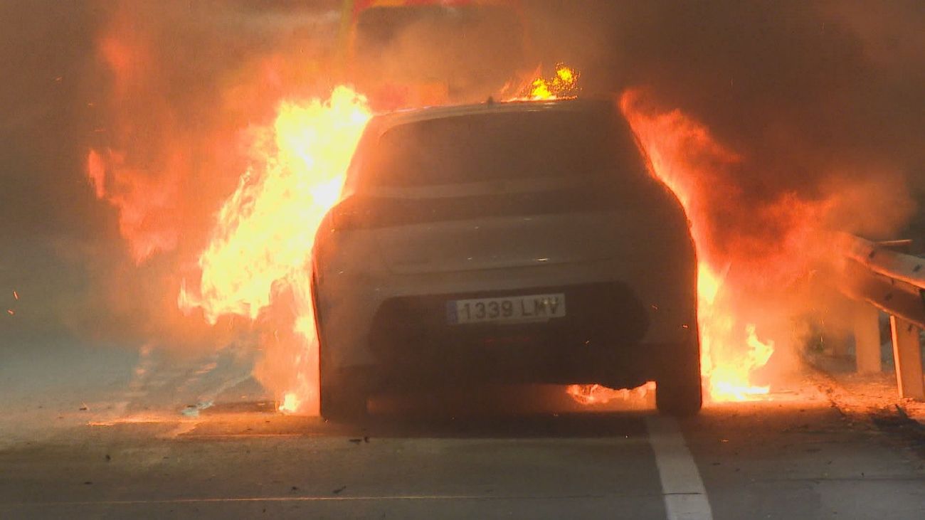Un coche eléctrico se incendia en la A-3, sin heridos