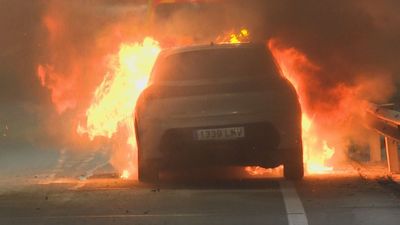 Un coche eléctrico se incendia en la A-3, sin heridos