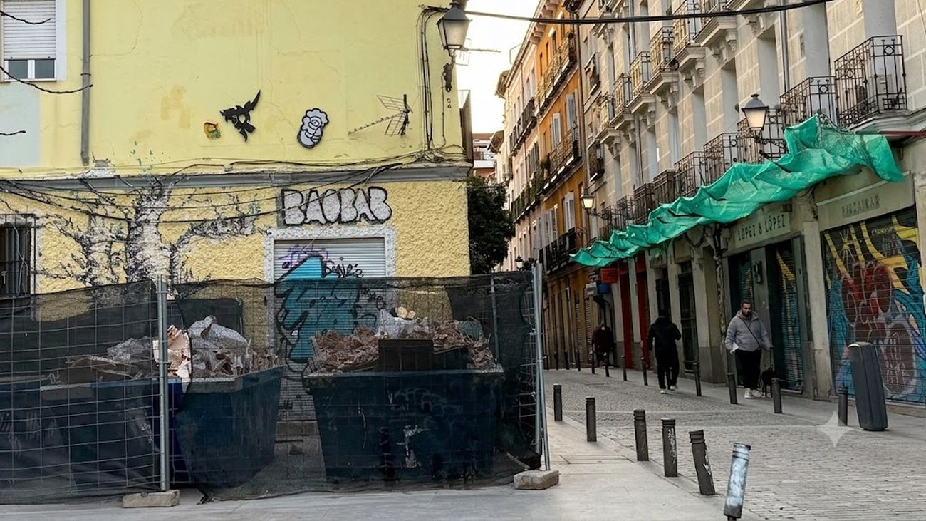 Contenedores de obra y vallado frente al antiguo restaurante Baobab de Lavapiés