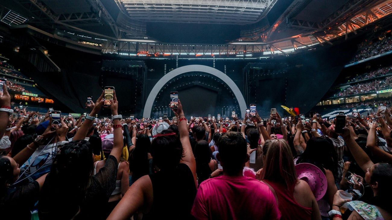 Ambiente previo al concierto de Karol G en el Santiago Bernabéu, a 20 de julio de 2024