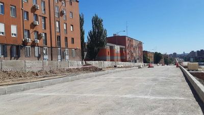 Vecinos del paseo de Extremadura temen que la nueva calzada en superficie esté pegada a las casas