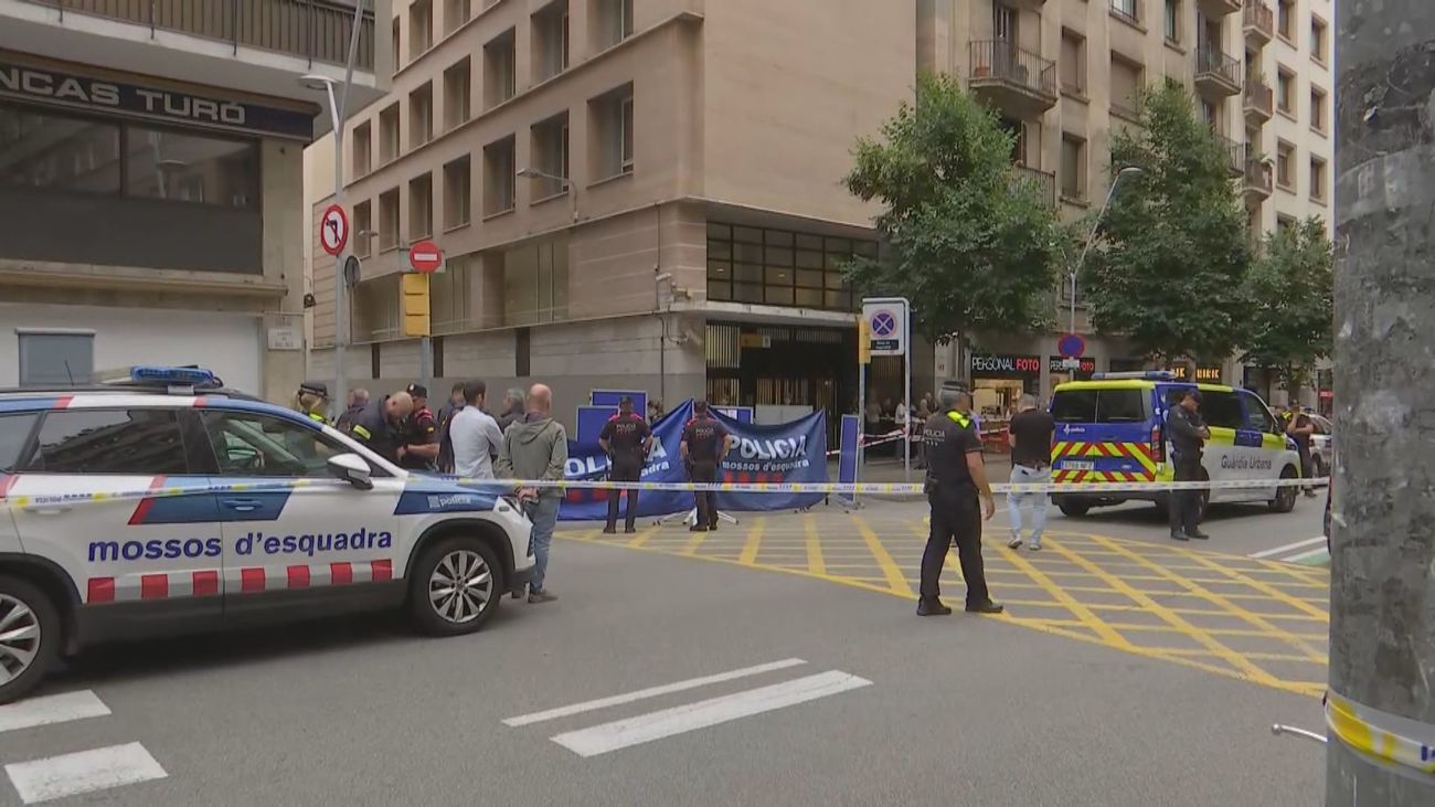 Asesinado un hombre de un tiro en la cabeza junto a una comisaría de Policía en Barcelona