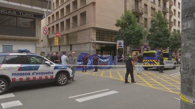 Asesinado un hombre de un tiro en la cabeza junto a una comisaría de Policía en Barcelona