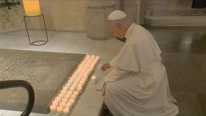 El Papa bendice la Torre de Jesús de la Sagrada Familia, "signo de unidad y concordia"