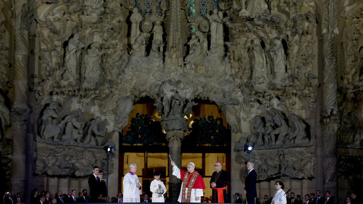 El Papa bendice la Torre de Jesús de la Sagrada Familia, "signo de unidad y concordia"