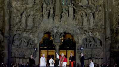 El Papa bendice la Torre de Jesús de la Sagrada Familia, "signo de unidad y concordia"