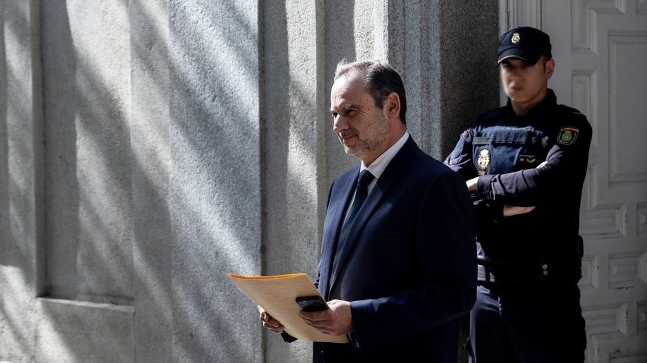 Ábalos vuelve a escribir desde prisión y denuncia un “doble rasero” del PSOE