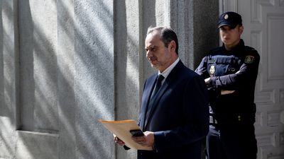 Ábalos vuelve a escribir desde prisión y denuncia un “doble rasero” del PSOE