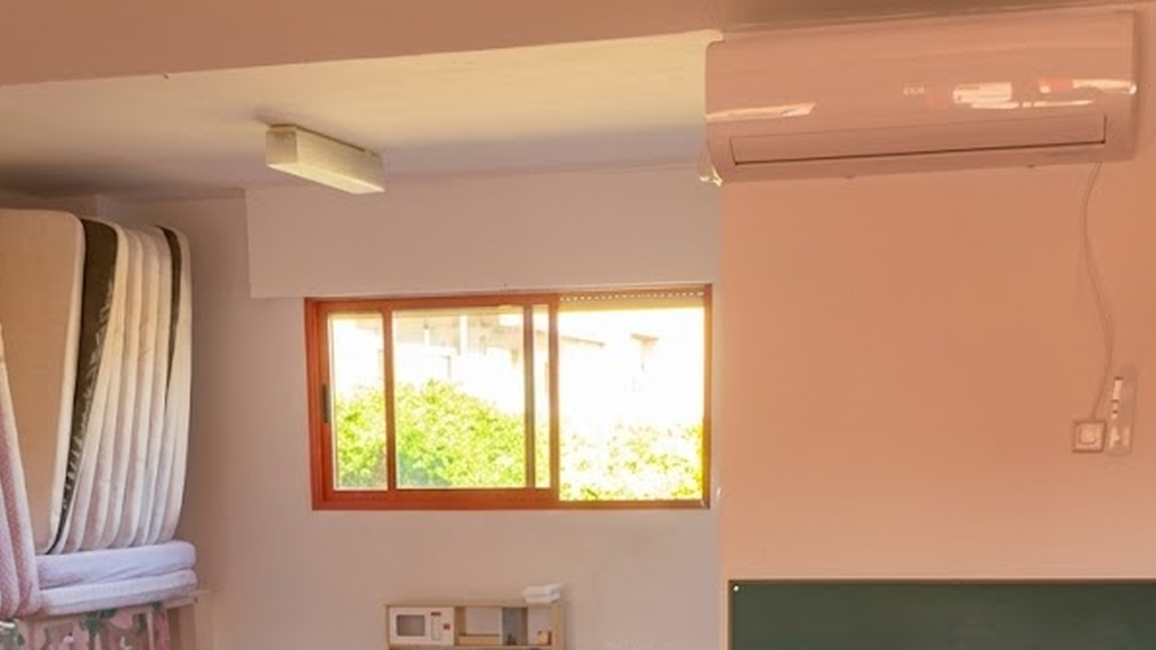 Interior de un aula de Educación Infantil de Galapagar con un equipo de aire acondicionado