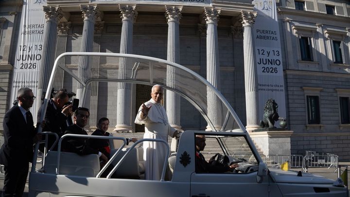 El Papa a su llegada al Congreso en el papamóvil