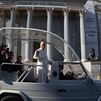 El Papa a su llegada al Congreso en el papamóvil