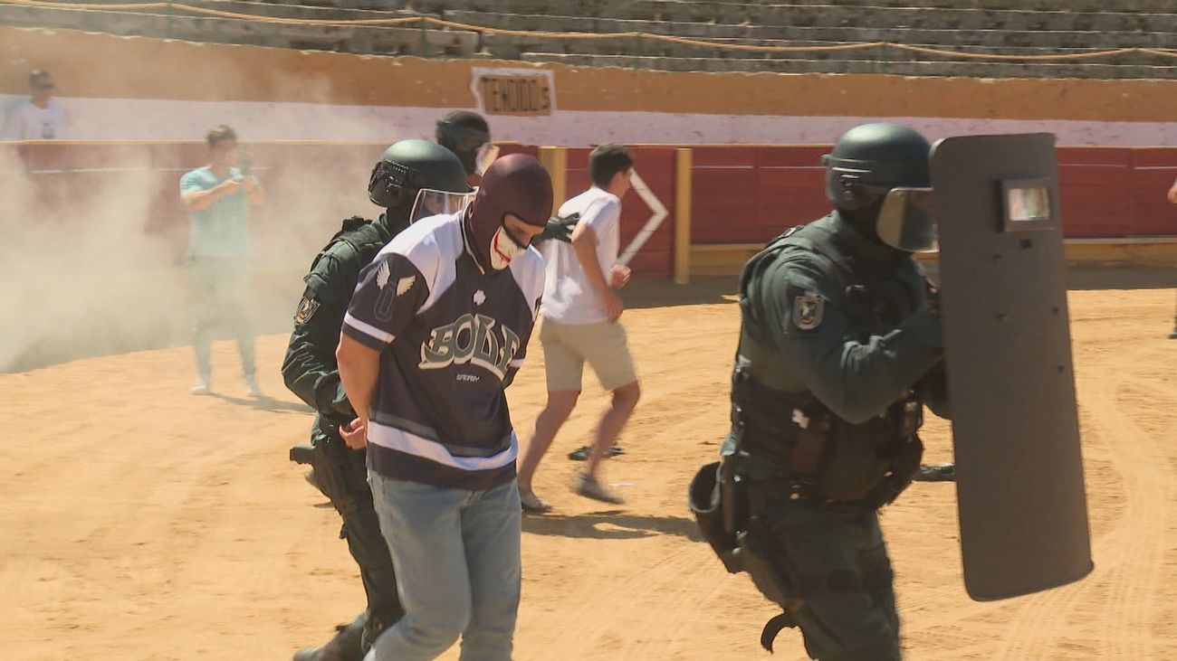Dos mil niños asisten  a una exhibición de unidades de la Guardia Civil en Cercedilla