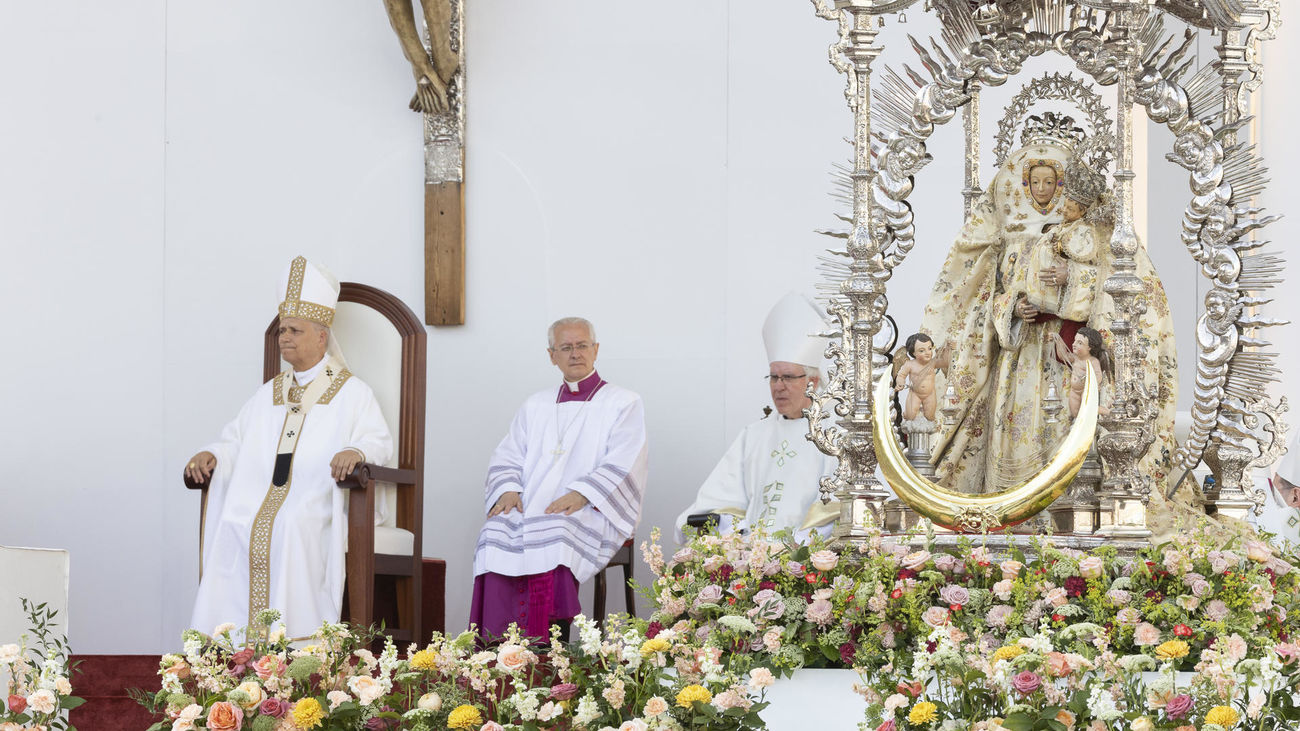 El Papa agradece "el bien que se hace cada día" en Canarias en una misa multitudinaria