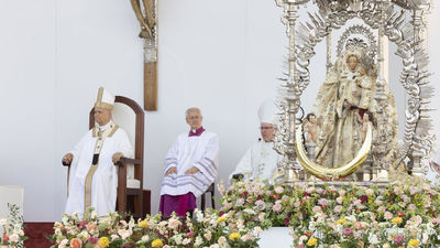 El Papa agradece "el bien que se hace cada día" en Canarias en una misa multitudinaria