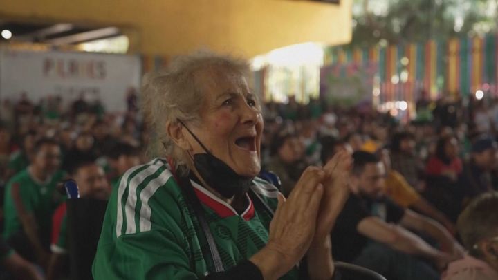 Irene Rosell, la 'abuela' del Mundial, celebra la victoria de México