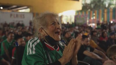 Irene Rosell, la 'abuela' del Mundial, celebra la victoria de México