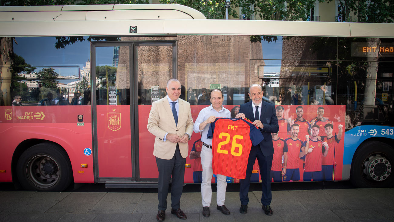 EMT Madrid anima a la selección con un autobús vinilado con el lema '¡Vamos, España!'