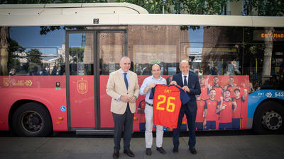 EMT Madrid anima a la selección con un autobús vinilado con el lema '¡Vamos, España!'
