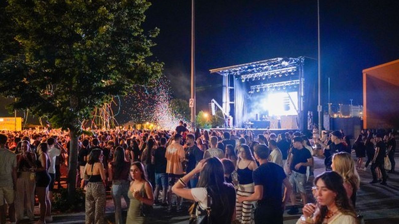 Jóvenes en una fiesta al aire libre
