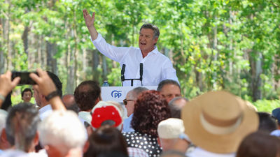 Feijóo dice que Sánchez es capaz de "cualquier cosa", como hacer una "cacería" contra policías, jueces y fiscales