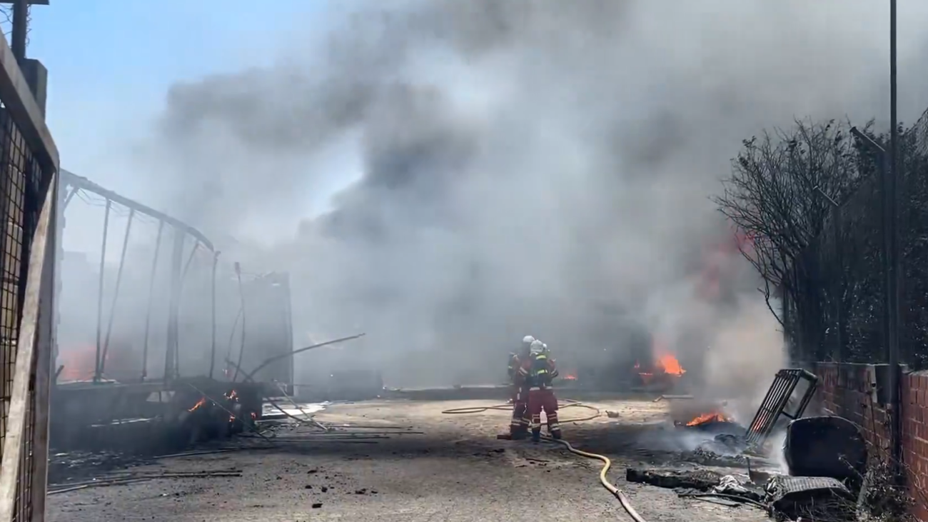 Incendio de varios camiones y casas prefabricadas en Parla
