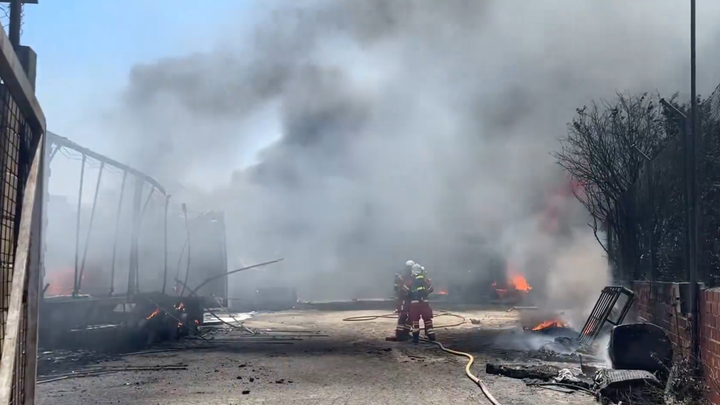 Incendio de varios camiones y casas prefabricadas en Parla