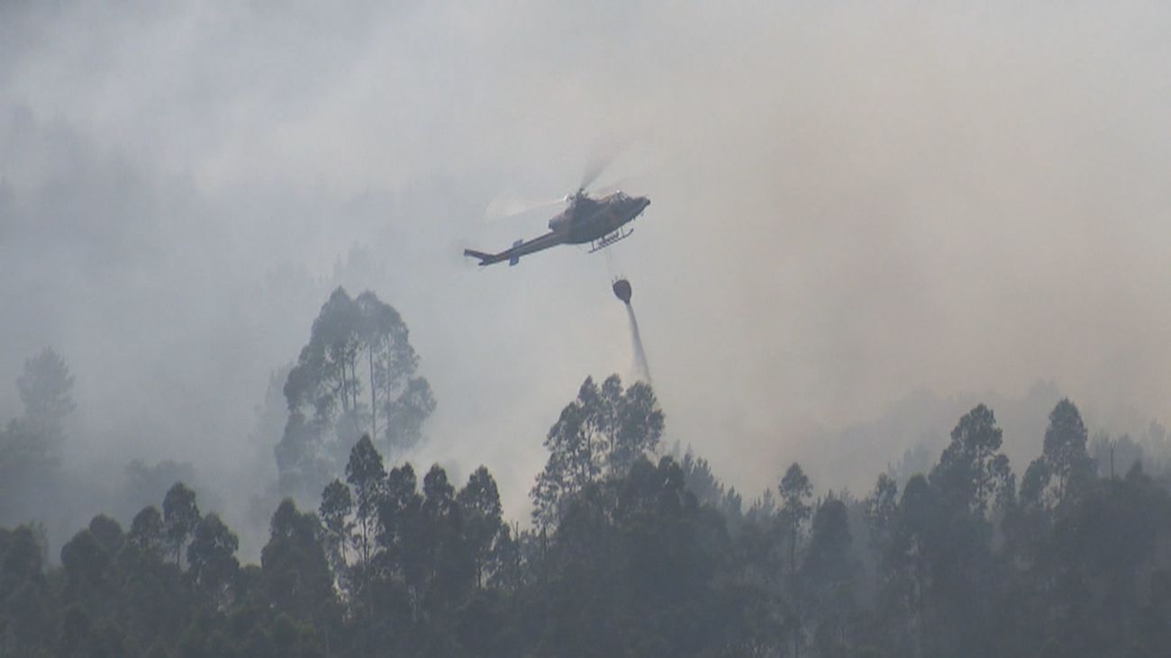El incendio de Padrón (La Coruña) ya arrasa 250 hectáreas y obliga a desalojar 10 viviendas