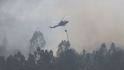 El incendio de Padrón (La Coruña) ya arrasa 250 hectáreas y obliga a desalojar 10 viviendas