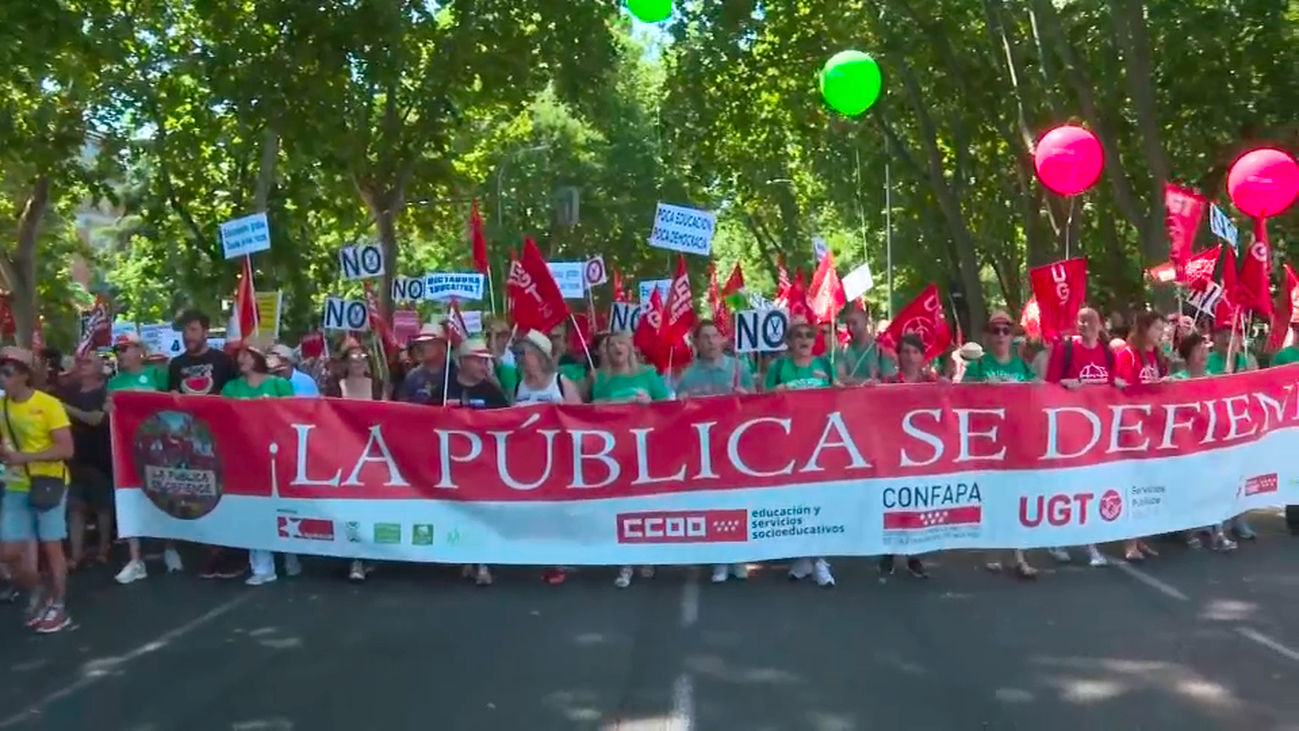 Profesores y familias recorren Madrid ante la "insostenible" situación de la educación pública