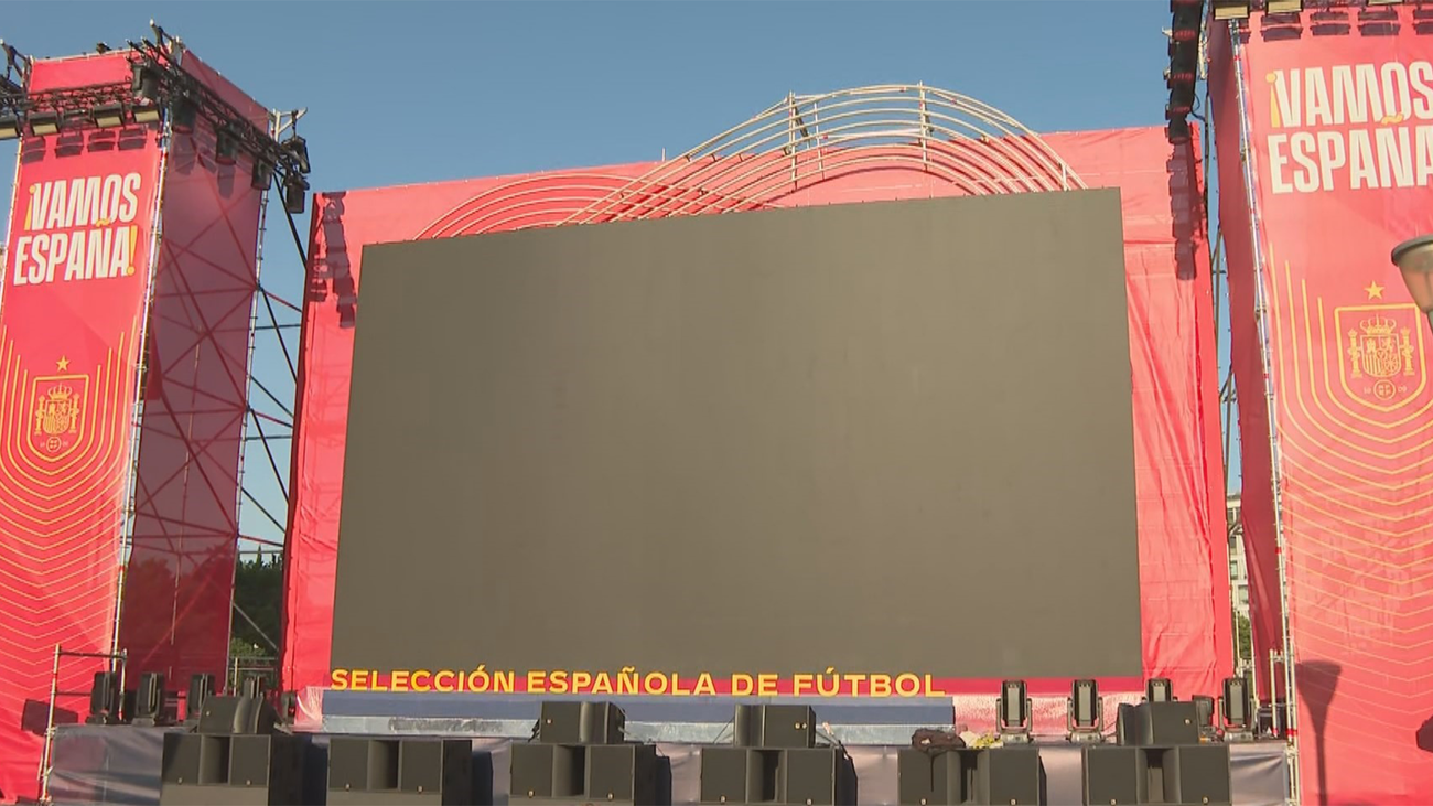 Pantalla gigante, exposición de trofeos y  música en vivo en Colón en el debut de España
