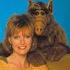 La actriz Anne Schedeen junto al popular Alf