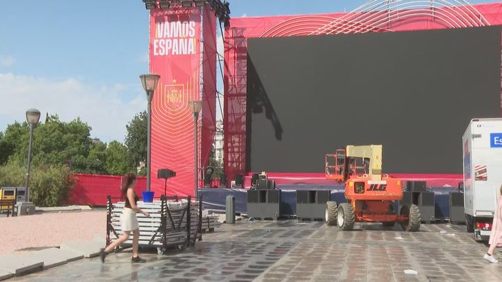 Pantalla gigante, exposición de trofeos y  música en vivo en Colón en el debut de España