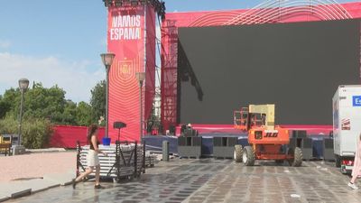 Pantalla gigante, exposición de trofeos y  música en vivo en Colón en el debut de España