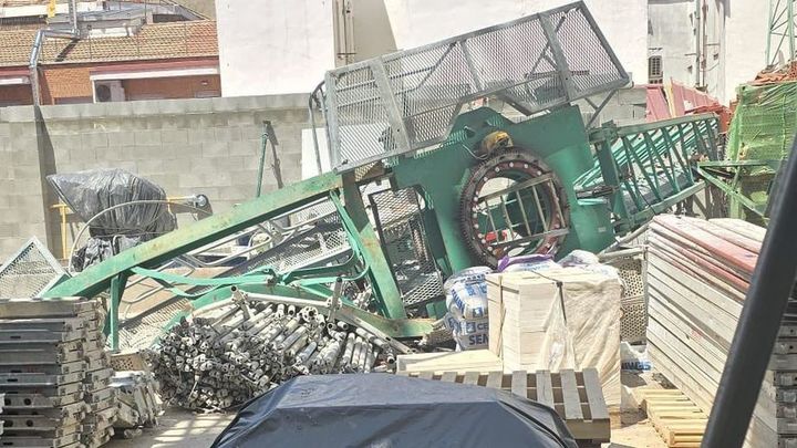 Se desploma una grúa en Tetuán causando daños en edificios aledaños