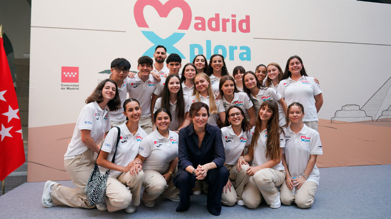 Ayuso recibe a los 20 jóvenes que viajarán a Egipto por su excelencia académica