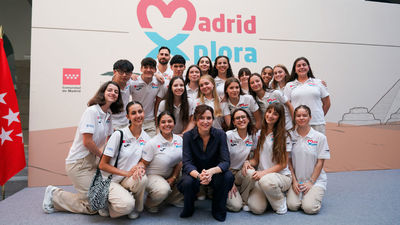 Ayuso recibe a los 20 jóvenes que viajarán a Egipto por su excelencia académica