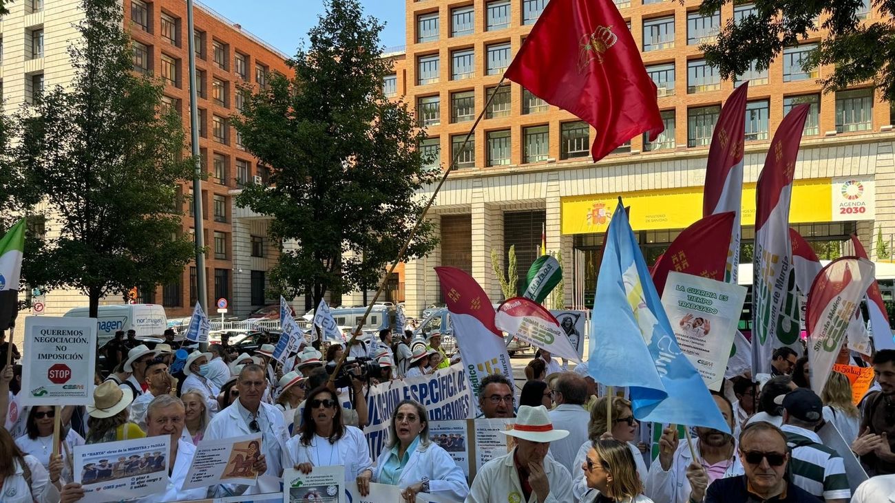 Quinta semana del año de huelga nacional de médicos contra el Estatuto Marco