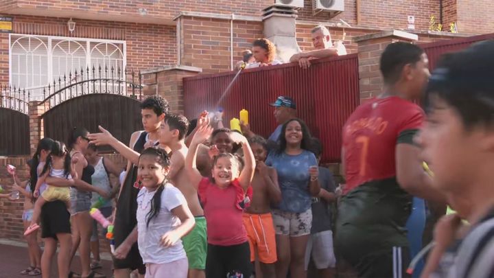 La Gran Fiesta del Agua vuelve a empapar Parla en el día grande de sus fiestas