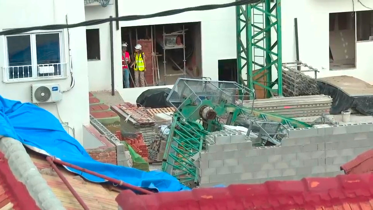 El desplome de una grúa en Tetuán:  Tres edificios afectados y una familia desalojada