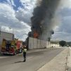 Bomberos trabajan en la extinción de un incendio de chatarra sin heridos en Vicálvaro