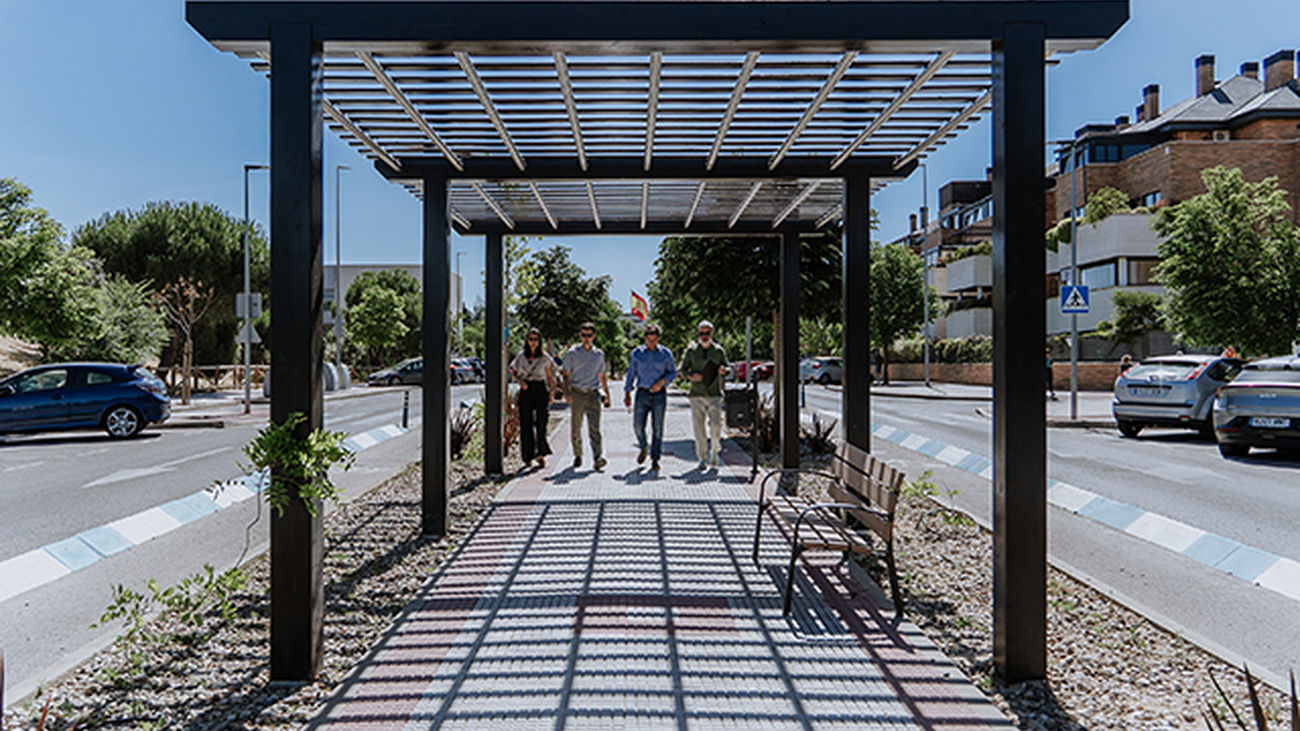 Pérgolas en la calle Marie Curie en Las Rozas