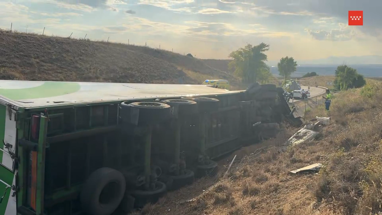 Herido grave un camionero tras volcar su tráiler en Cobeña