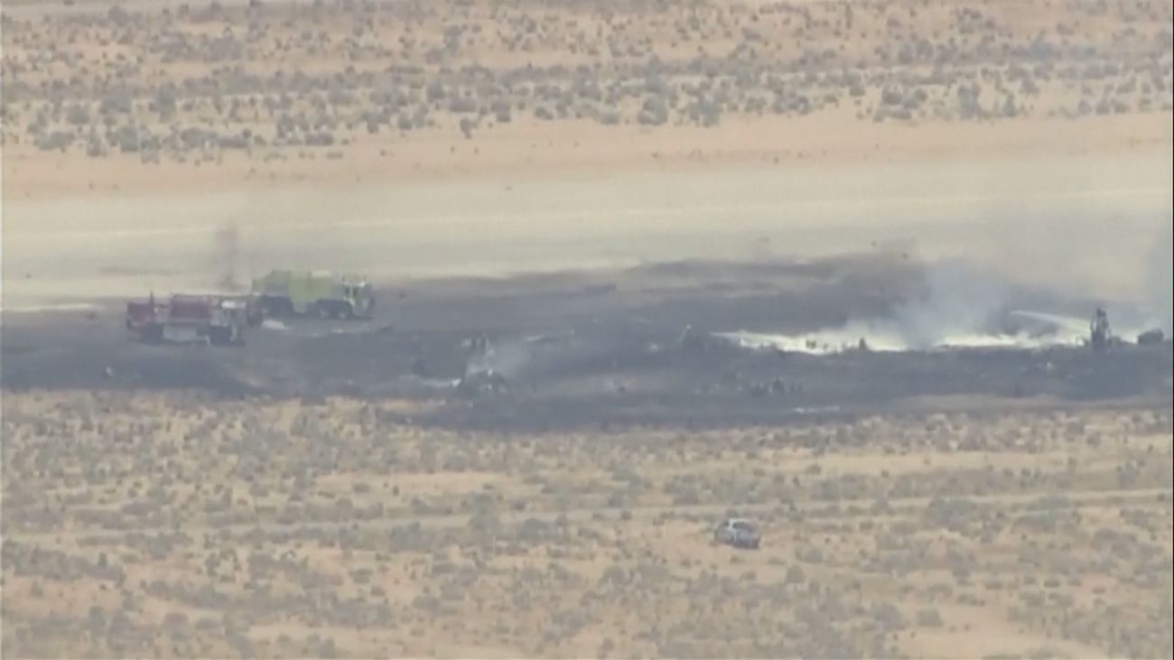 Mueren ocho militares tras estrellarse un bombardero B-52 en California