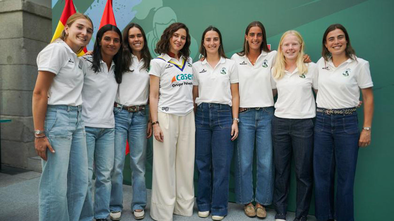 Ayuso recibe a los equipos de hockey del Club de Campo Villa de Madrid: "Sois parte de la historia del deporte"