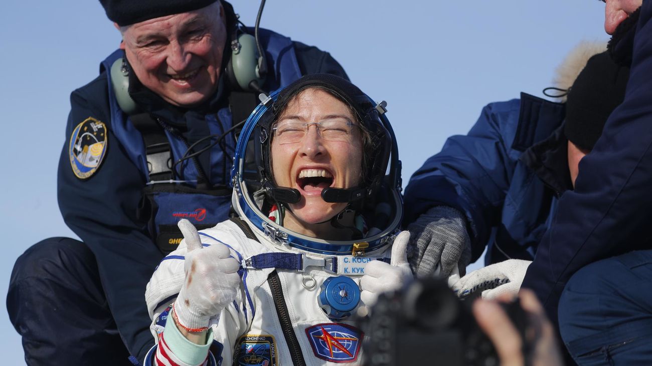 Foto de archivo de Christina Koch mientras es extraída de la cápsula Soyuz MS-13 tras aterrizar en Kazajistán