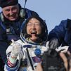 Foto de archivo de Christina Koch mientras es extraída de la cápsula Soyuz MS-13 tras aterrizar en Kazajistán