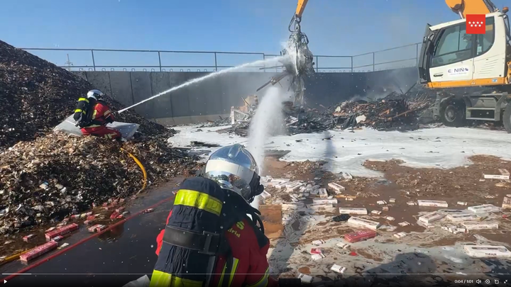 Arde una planta de reciclaje en Arganda del Rey
